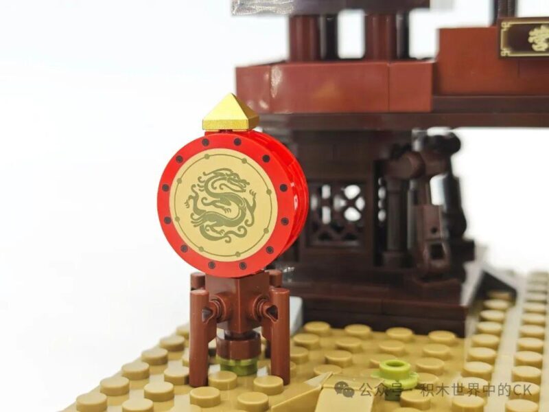 Minifigure Triệu Vân tạo dáng khác, thể hiện khả năng tạo dáng linh hoạt của bộ lắp ghép Decool 20803, đồ chơi mô hình giá rẻ cho bé trai 8 tuổi.
